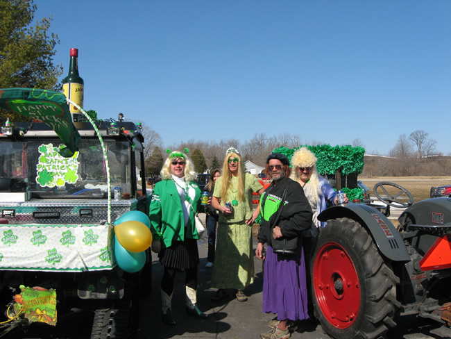 /pictures/ST Pats Float 2009 - No snow our guys keep draging/IMG_1330.jpg